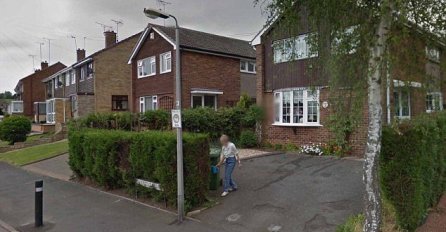 DJEVOJKA JE TRAŽILA SVOJU STARU KUĆU NA GOOGLE MAPS, A ONDA SE ZALEDILA OD PRIZORA: Vidite li ko je u dvorištu? (FOTO)