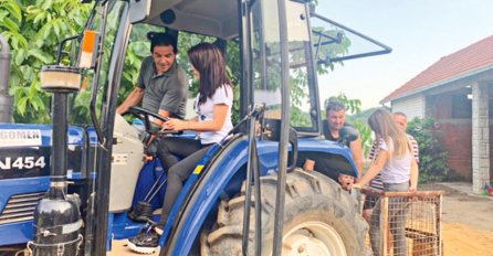 KAD NE PJEVA, ONA ZASUČE RUKAVE PA BERE POSTAN, ČISTI SVINJAC I VOZI TRAKTOR: Sprsku pjevačicu uslikali u rodnom selu, PREPOZNAJETE LI JE?