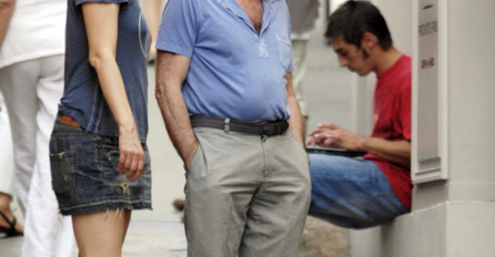 OD NJE JE STARIJI 33 GODINE I NIŽI: Kad ih vide u javnosti za GLAVU SE HVATAJU, par koji svi u čudu gledaju (FOTO)