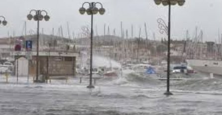 STRAHOVITA OLUJA DIVLJA JADRANOM I NOSI SVE PRED SOBOM! Hrvatska na udaru velikog nevremena, ono šta čeka susjedne zemlje je STRAŠNO!