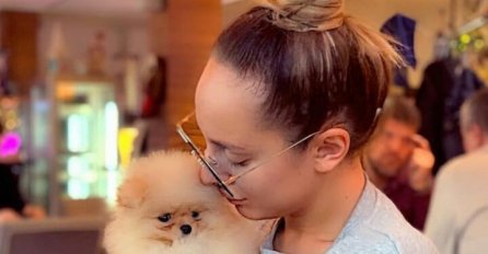 SLAVA JOJ UDARILA U GLAVU, DJEVOJČICA ČEKALA LUNU ĐOGANI DA SE SLIKAJU, EVO ŠTA JE DRŽALA U RUCI: Pjevačica je momentalno ODBILA, region bruji o OVOM SRAMNOM POTEZU 