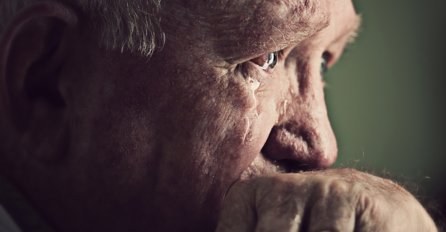 STARAC NAKON SMRTI SUPRUGE OTVORIO NJEN NOVČANIK: Ovo mu je slomilo srce,  pronašao tajnu koju je DUGO SAKRIVALA!