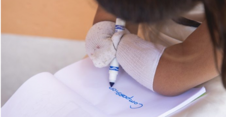 MAJKA NAPUSTILA DJEVOJČICU ROĐENU BEZ RUKU, NAKON NEKOLIKO GODINA DOŽIVJELA ŠOK ŽIVOTA: Njen sastav svima slomio srce,  PRETUŽNO!