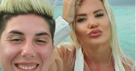 ŠOK SLIKA SANJE STANKOVIĆ, POZIRALA BEZ TRUNKE ŠMINKE, PA SE OBRUKALA DO KRAJA ŽIVOTA: Sjedi na kauču, a tek da vidite ŠTA DRŽI u ruci!