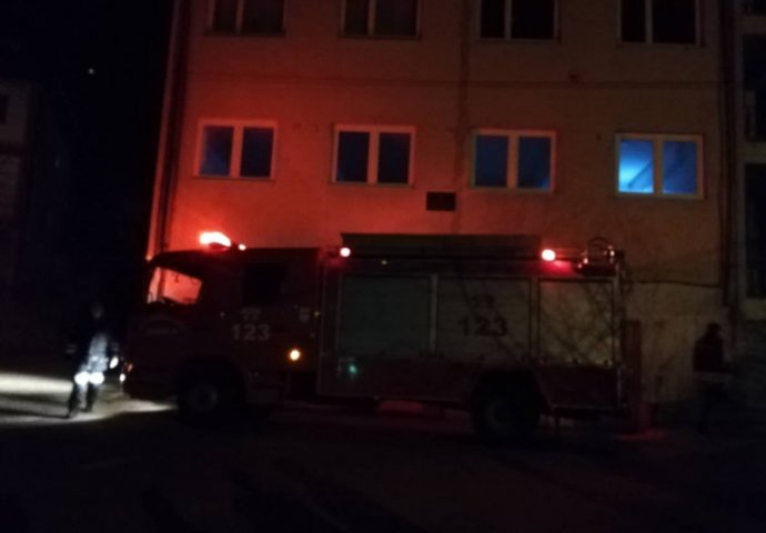 Drama kod Zenice: Planuo požar u domu sa 20 omladinaca, vatrogasci na terenu