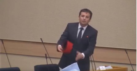 Vukanović Tegeltiji poklonio fes: Da vam ne ozebe glava kad odete u Sarajevo…