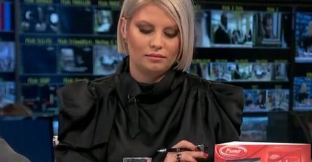ŠTA JOJ SE DOGODILO? DEA ĐURĐEVIĆ SE VRATILA NA MALE EKRANE, A SVI ZBUNJENO GLEDAJU U NJENU RUKU: Jedan detalj svima UPAO U OČI, JE LI MOGUĆE??