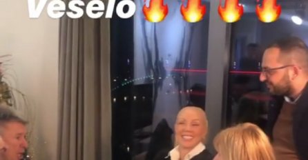 BRENA JE I SINOĆ KOD VIKI MILJKOVIĆ NOSILA PERIKU NA GLAVI: Mjesecima je ne skida, priča se da gubi kosu, A EVO KAKO IZGLEDA BEZ NJE, ŠOK (FOTO)