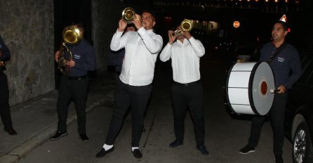 TRUBAČI ISPRED KUĆE, CECA DOČEKUJE GOSTE: Evo šta je obukla za SLAVU, SVA U CRNOM, KAD SU JE VIDJELI NISU MOGLI SEBI DOĆI (FOTO)
