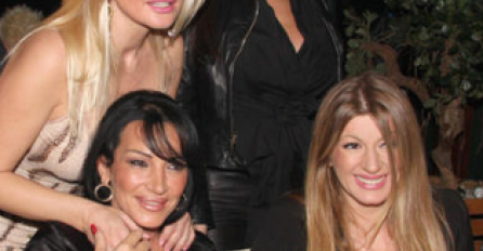 ISPLIVALA FOTOGRAFIJA SA SVADBE, ISPOD VJENČANICE SE NAZIRAO TRUDNIČKI STOMAČIĆ: Ceca sva u bijelom, pogledajte VIKI i SANJU ĐORĐEVIĆ! Neprepoznatljive!