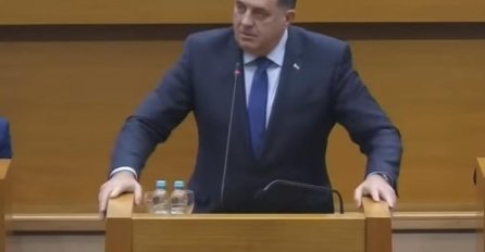 KONJU JEDAN, NE SMIJEM DA NAPADAM KRETENA! Dodik potpuno IZGUBIO ŽIVCE na sjednici SKUPŠTINE, stradao je i mikrofon