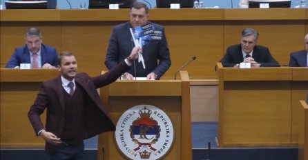 DRAŠKO STANIVUKOVIĆ SA NATO ZASTAVICAMA STAO ISPRED DODIKA U SKUPŠTINI: Svi pričaju o reakciji DODIKA (VIDEO)