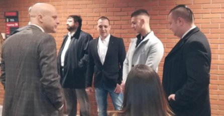 MARJANOVIĆ STIGAO NA SUD, NASMIJAN POZIRA MEDIJIMA, A ONDA SU UOČILI JEDNU FOTOGRAFIJU: Nikad ovako nije izgledao, A TEK DA VIDITE KO JE BIO SA NJIM! (FOTO)