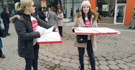 UZMI, PROČITAJ, PODIJELI: Draško Stanivuković dijeli "Program reformi" građanima u Banjaluci