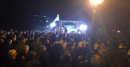 Banja Luka: Građani se okupili u Parku "Mladen Stojanović", kordon policije razdvaja okupljene