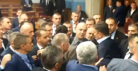 Crna Gora: Privedeni svi poslanici DF nakon incidenta u Skupštini, Zakon usvojen