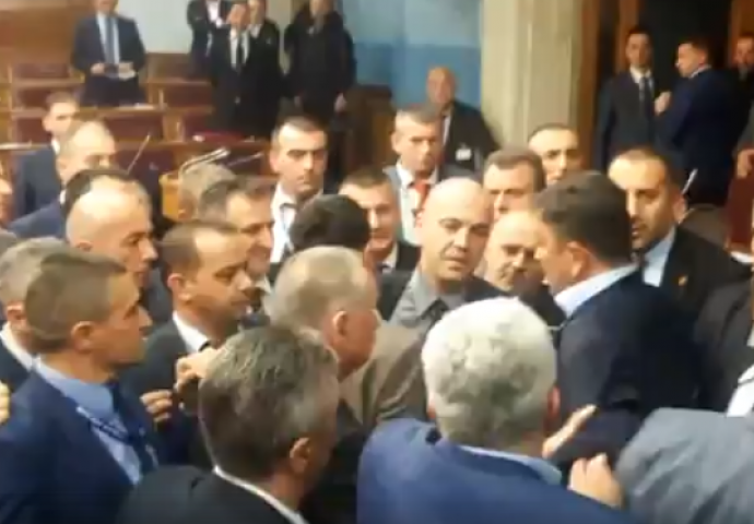 Crna Gora: Privedeni svi poslanici DF nakon incidenta u Skupštini, Zakon usvojen