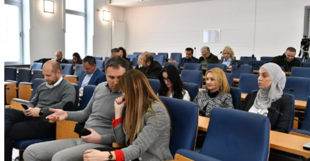 CIRKUS U ZGRADI SKUPŠTINE KS: "Nova većina" ODRŽALA NEZAKONITU SJEDNICU SA OVE 3 TAČKE DNEVNOG REDA! 