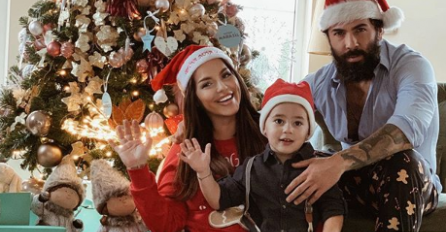 SEKA OKITILA DOM ZA PRAZNIKE I  PRIREDILA FANTAZIJU ZA SINA JAKOVA: Djeda mraz stigao u kočijama, donio mu brdo poklona..NJEGOVA REAKCIJA JE NEPROCJENJIVA!