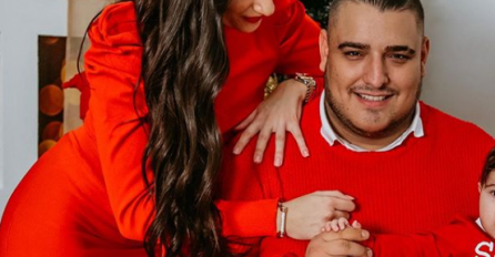 VJERENICA DARKA LAZIĆA OKITILA DOM, OGROMNU JELKU KRASE ZLATNI I SREBRENI UKRASI: Objavila sliku sina Alekseja ispred nje, SVI GLEDAJU JEDAN DETALJ! 