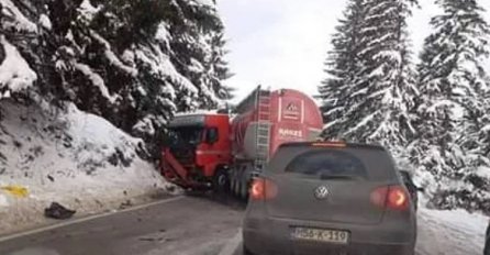 Tragedija potresla Bosnu i Hercegovinu: U teškoj saobraćajnoj nesreći smrtno stradao bračni par