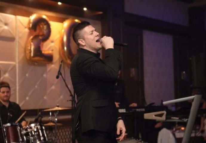 SLOBA RADANOVIĆ IZGUBIO OCA, A SINOĆ JE NASTUPAO SA CECOM: Evo ko se pojavio na njihovom nastupu, NEĆETE VJEROVATI SVOJIM OČIMA!