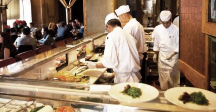 MUSLIMAN HASAN JE ZA BOŽIĆ OKAČIO PORUKU NA VRATIMA SVOG RESTORANA: Svi su počeli plakati kad su ovo pročitali (FOTO)