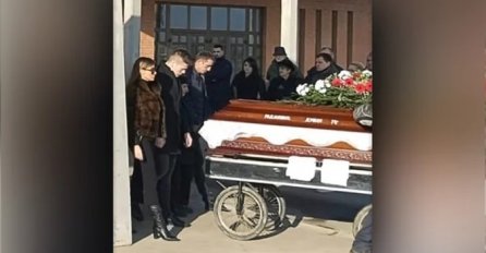 TUGA U ZRENJANINU, SLOBA SKRHAN BOLOM SAHRANIO OCA, PJEVAČEVA DJEVOJKA SVE VRIJEME PLAKALA: Nepregledna kolona ispratila Dušana Radanovića do VJEČNE KUĆE!