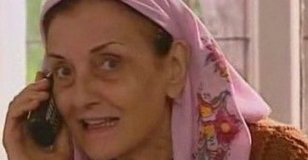 SJEĆATE SE OHOLE SVEKRVE DŽEVRIJE IZ SERIJE "KAD LIŠĆE PADA"? Sad su je uslikali, NIJE MOGUĆE DA OVAKO IZGLEDA! NAŠMINKANO LICE, A TEK KOSA (FOTO)