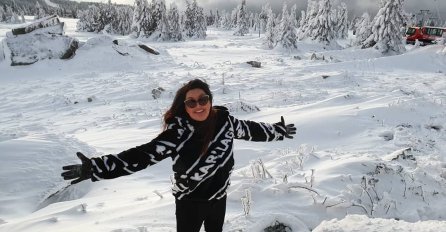 SA FAMILIJOM U RODNOM SELU, PROCURILA FOTKA DRAGANE MIRKOVIĆ KOJU DOSAD NIKO NIJE VIDIO: Evo kako izgleda, a tek da vidite šta ona DRŽI U RUCI! 