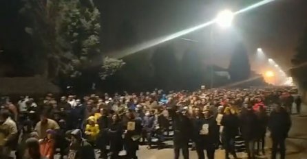 Desetine hiljada ljudi na ulicama Podgorice: Amfilohije na čelu kolone