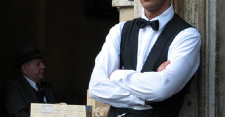 "Studiram i radim kao konobar na svadbama, veseljima i sl… "