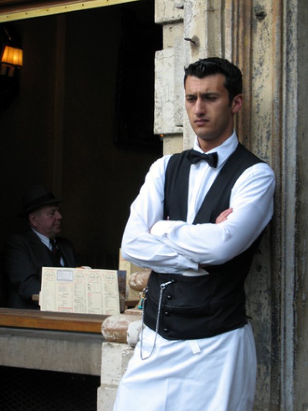 waiter-1490043