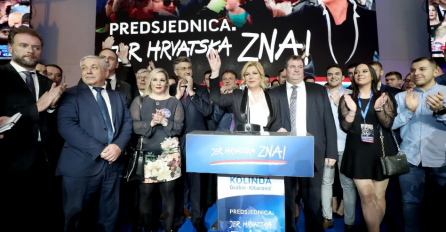 KOLINDA JE DRŽALA SVOJ GUBITNIČKI GOVOR, ALI SVI SU GLEDALI U CURU U MINJAKU IZA NJE: Sjevaju noge, morate vidjeti kako izgleda (FOTO)