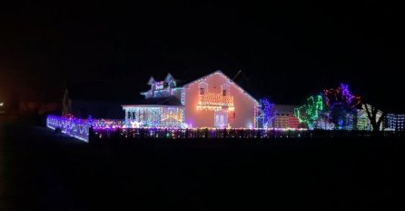NEMA KO NIJE ZASTAO DA VIDI KUĆU RADIVOJEVIĆA, CIJELA JAGODINA PRIČA KAKO SU JE UKRASILI ZA BOŽIĆ: Svi slikaju kad prolaze pored nje, OVO JOŠ NISTE VIDJELI (FOTO)