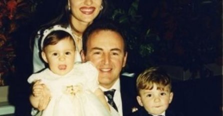 ISPLIVAO  SNIMAK CECE I ARKANA, POPELA SE NA STOL I PLESALA SAMO ZA NJEGA: Ovakvog ga niste vidjeli, evo šta radi sa RUKAMA, NIJE ZA ONE SLABOG SRCA!