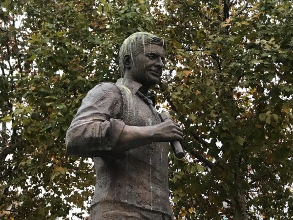 699177-tose-proeski-spomenik-u-skoplju-3-ff