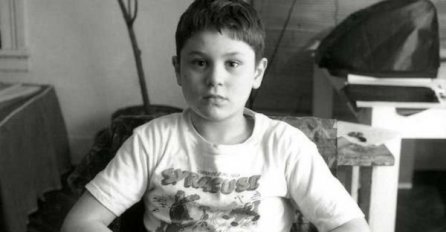 IMAO JE BURNO DJETINJSTVO, PREPOZNAJETE LI OVOG DJEČAKA SA SLIKE: Danas ga zna cijeli svijet, NEMA DANA DA GA NE VIDITE NA TV-U, KO JE ON?