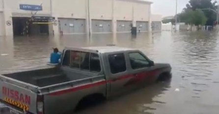 KIŠA PARALISALA DRŽAVU, USLIJEDIO JOŠ VEĆI UŽAS, LJUDI ZATOČENI U KUĆAMA, VODA POPLAVILA PUTEVE: Gore alarmi, izdato upozorenje, SVI OVO MORAJU ZNATI!