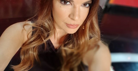 VODITELJICA GRANDA RASPALILA MAŠTU MUŠKARCIMA, U OVAKOM IZDANJU JE NISMO VIDJELI DO SADA: Leđa potpuno gola, prednji dio haljine - FANTAZIJA!