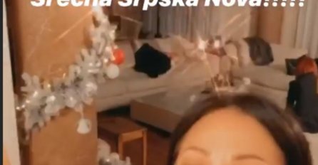 CECA SINOĆ U SVOJOJ VILI PROSLAVILA SRSPKU NOVU GODINU: Bez šminke, uzela mikrofon I POSLALA PORUKU ARKANU, svi su zanijemili kad su čuli (FOTO)