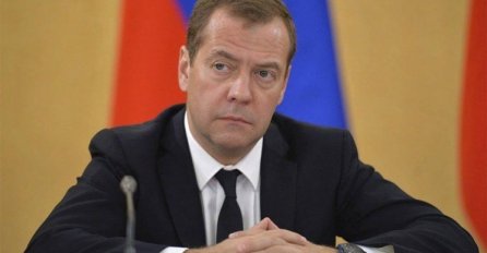 Medvedev podnio ostavku!
