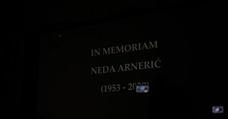 "KĆERKA" NEDE ARNERIĆ JECALA NA KOMEMORACIJI, NIJEMO GLEDALA U JEDNU SLIKU, A OVAJ DETALJ JE SVE RASTUŽIO: Potresna scena će vam pokidati dušu!