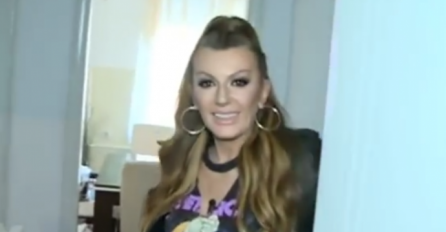 Viki zbog korone u izolaciji, A SAD POKAZALA UKRAŠENI DOM: Ogromna jelka, a tek da vidite OVE DETALJE