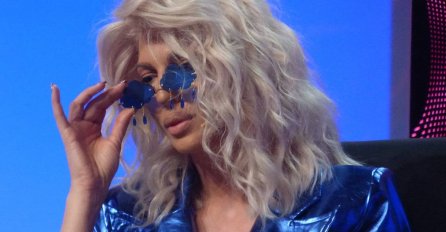 ŠOK NA SNIMANJU ZVEZDA GRANDA, JELENA KARLEUŠA SKORO ZAPLAKALA: Prišla joj je djevojka i DALA OVO, pogledajte kako je sve izgledalo "iza kamera"!