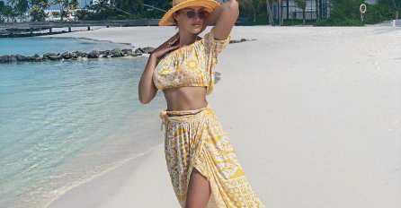 PREPLANULA PRIJA IZBACILA BATAK NA MALDIVIMA, ZAGOLICALA MAŠTU MUŠKARCIMA, KAD JE VIDITE IZVRNUT ĆETE SE SA STOLICE: Zavidna figura u žutoj haljini, a tek DUBOKI ŠLIC!