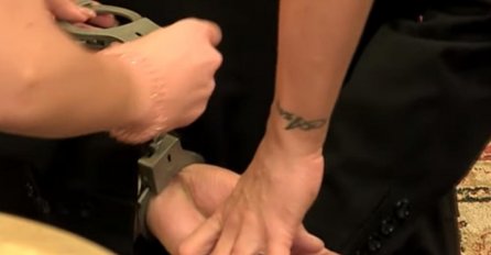 UHAPŠEN UČESNIK PAROVA, UŠLI SU I STAVILI MU LISICE NA NACIONALNOJ TELEVIZIJI: Prvi put u historiji rijalitija, SVI ZANIJEMILI OD ŠOKA!