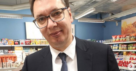 ALEKSANDAR VUČIĆ SVRATIO U PRODAVNICU I KUPIO POKLON ZA SINA VUKANA: Kad su vidjeli šta drži u ruci, odmah su ga slikali, kad mališan ovo vidi