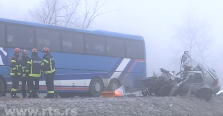 STRAVIČNE FOTOGRAFIJE SA LICA MJESTA, SMRSKAN AUTOMOBIL POTPUNO, OD NJEGA NIJE OSTALO NIŠTA: Vozač autobusa ispričao detalje velike tragedije