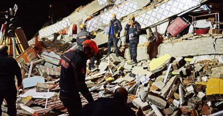 PRIZORI SU ZASTRAŠUJUĆI Najmanje 18 poginulih u zemljotresu u Turskoj: Traga se za još minimalno 30 osoba